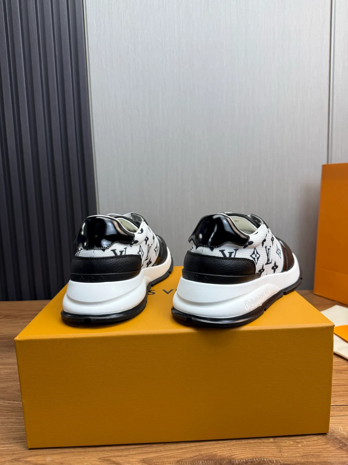 Men's shoes 💰800💰 LOUIS VUITTON [Luden Yiwei] Brand new trendy Lv is on the market 🎁, casual and fashionable men's shoes 👟Original 1:1 shipment✅ The upper is made of imported brand leather + cowhide lining, the original wear-resistant rubber outsole, the version is simple and elegant, exclusive for trendy men. 38-44 (customized at 38.45)